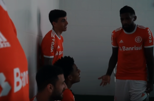 Durante o Media Day, Boschilia tira onda com Rodinei: "Duas mãos de maquiagem pra ti" Rodinei