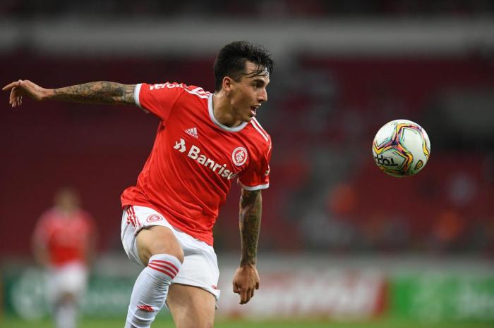 Postura do Porto anima Inter, e Saravia deixa claro o seu desejo para a sequência da carreira Renzo Saravia, contra o Brasil de Pelotas