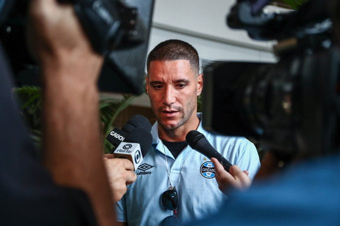 Fora do Grêmio, Thiago Neves é vetado pela torcida do Atlético-MG: "Esse pilantra não joga pelo Galo" Thiago Neves