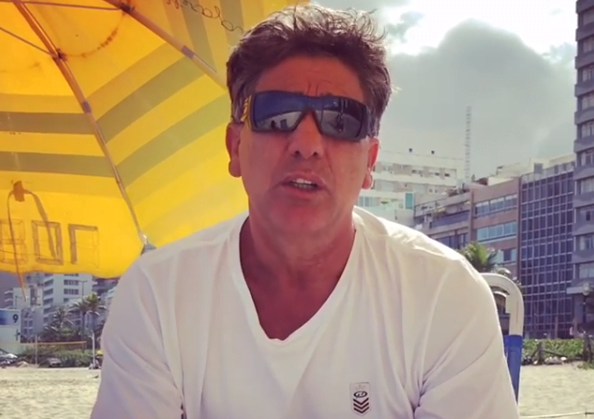 Sem máscara, Renato Portaluppi curte sábado de sol em praia do Rio de Janeiro, diz site Renato