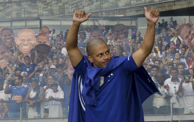 Foi quase: como um ex-treinador do próprio Grêmio "impediu" Alex de jogar no tricolor Alex