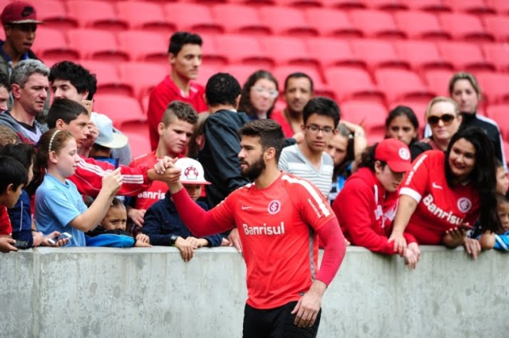 Na web, Inter reage a torcedor que criticou Alisson: "Ele não joga... dá aula" Alisson