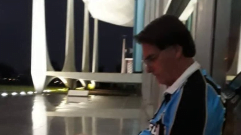 Bolsonaro publica foto usando camisa do Grêmio e divide opiniões de torcedores na web Bolsonaro