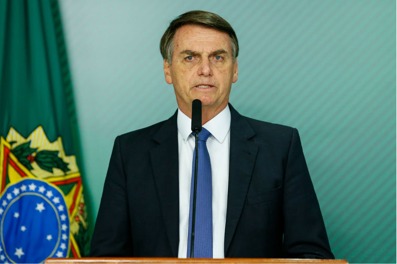 Bolsonaro revela ter conversado com treinador gaúcho e se mostra favorável à volta do futebol Bolsonaro