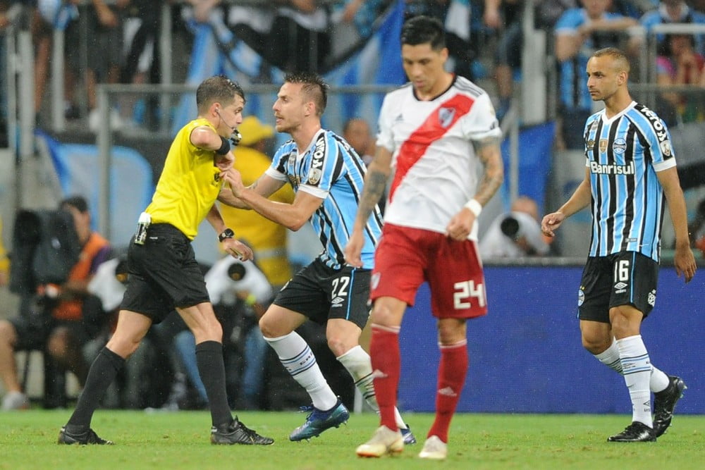 Bressan explica "episódio River", se vê traído pelo VAR e diz que o pensa sobre a torcida do Grêmio Bressan