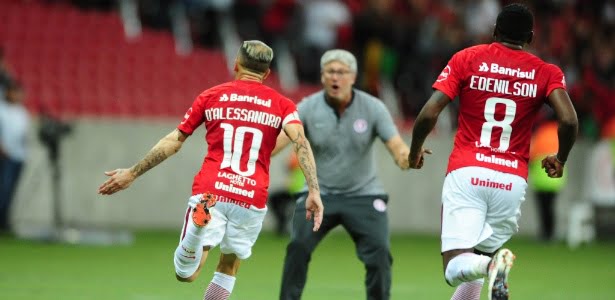 Edenilson parabeniza D'Alessandro com um vídeo de ambos pulando na balada D'Alessandro