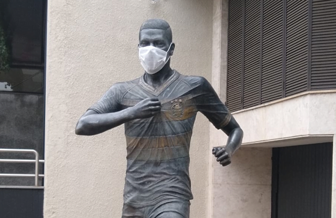 Vídeo mostra estátua de Pedro Rocha recebendo "cuidados" contra o coronavírus Pedro Rocha