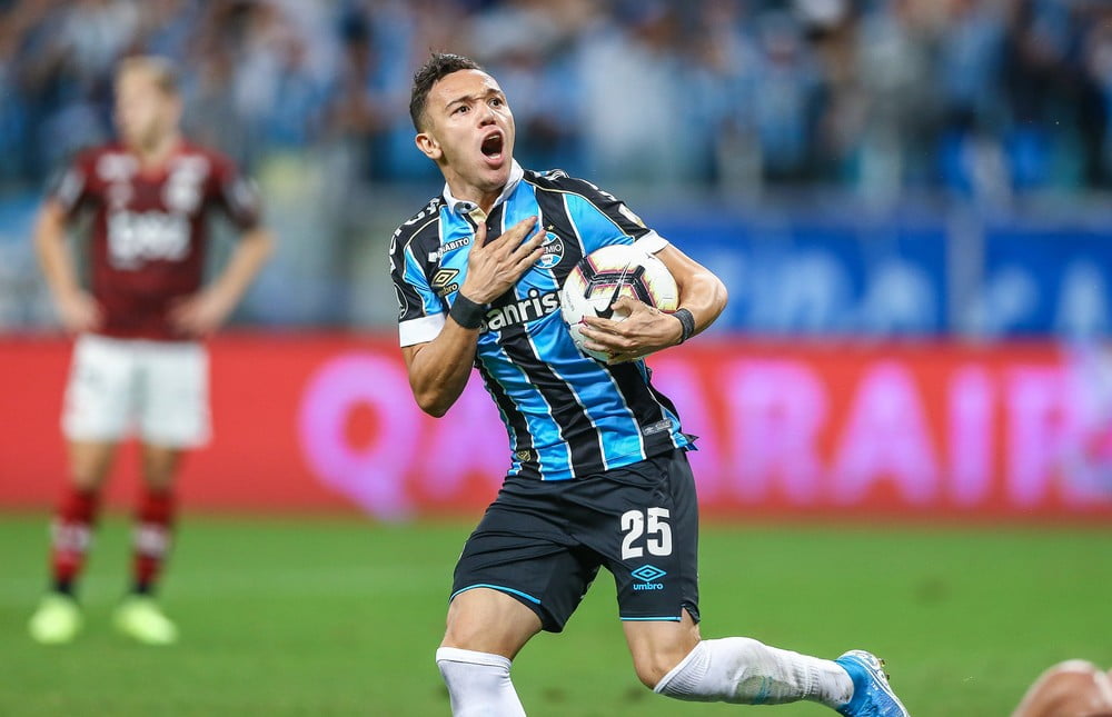 Envolvido em rumor sobre Cavani, Pepê faz postagens enigmáticas na web e confunde torcedores Pepê