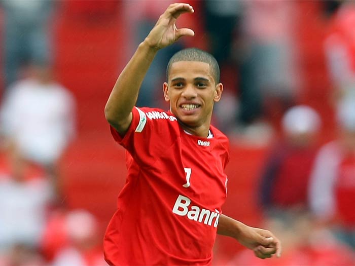 Chegando a hora? Taison volta a falar em data para voltar a jogar no Inter Taison