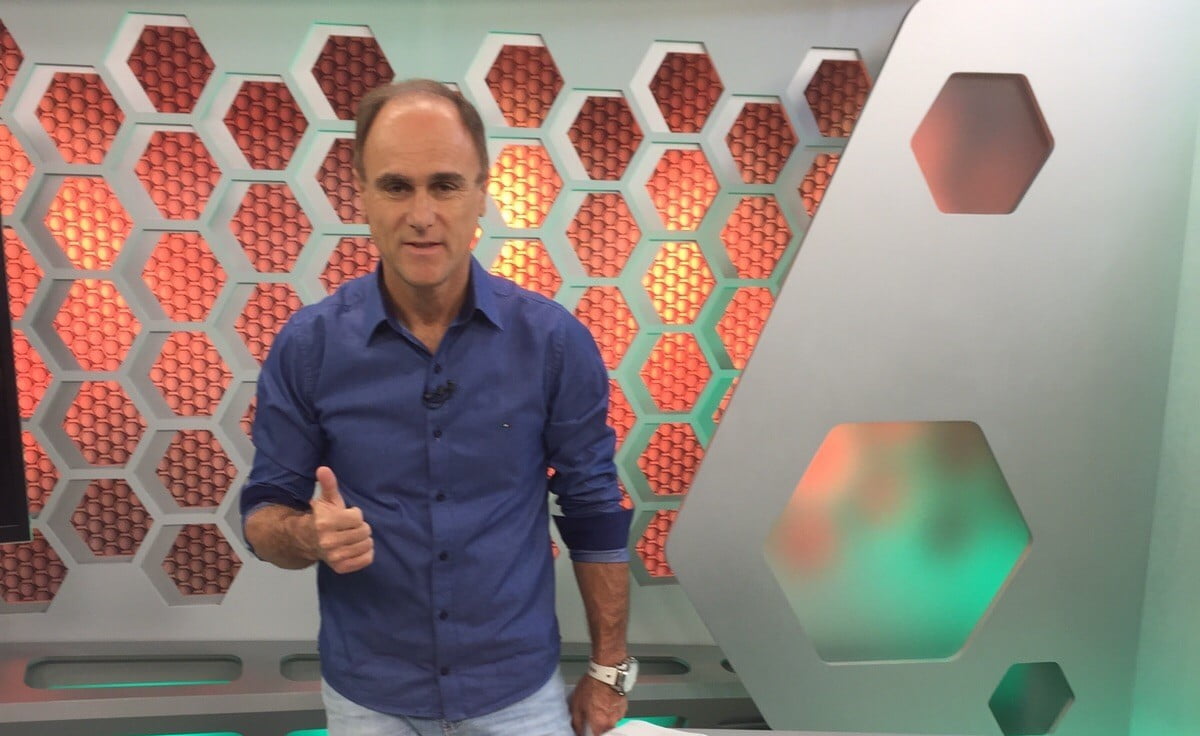 Paulo Brito derrapa em pegadinha ao vivo e se irrita: "Mas vai capinar um pátio" Brito