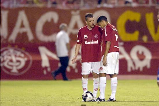 Taison pede para D'Alessandro não se aposentar enquanto ele não voltar ao Inter: "Espera" D'Alessandro