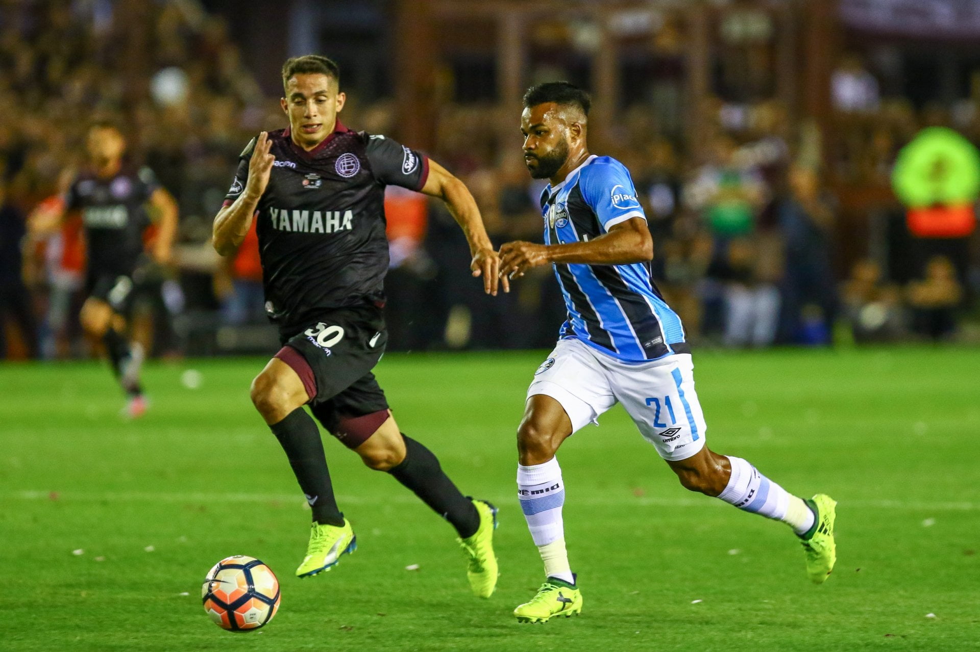 Campeão com o Grêmio em 2017, Fernandinho tem clube "aleatório" em seu retorno ao Brasil Fernandinho