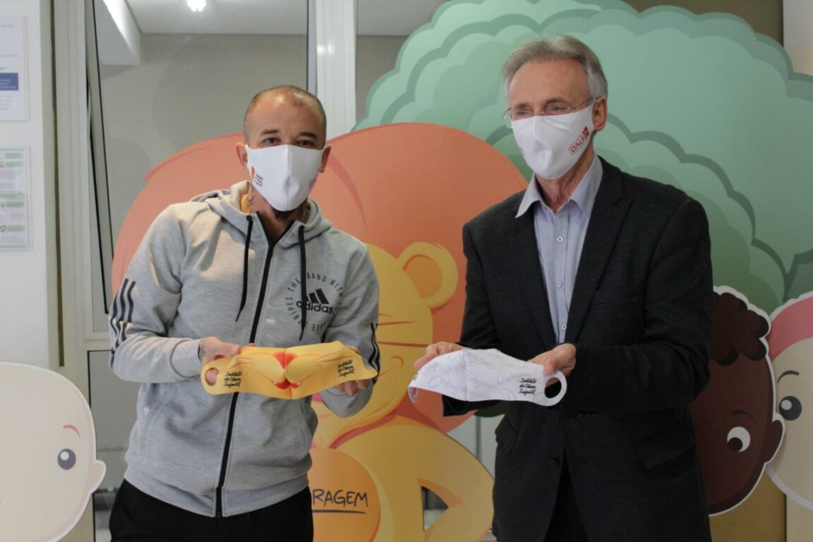 D'Alessandro doa 800 máscaras para o Instituto do Câncer Infantil e ajudará 300 jovens D'Alessandro