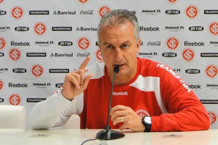 Criticado por Fossati, Bolívar recebe elogios de Dorival: "Era o mesmo líder quando estava na reserva" Dorival
