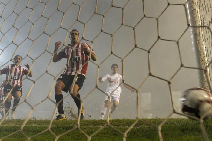 Fumaça, "já ganhou" rival, passe perfeito e briga: Andrezinho revive batalha épica contra o Estudiantes Andrezinho