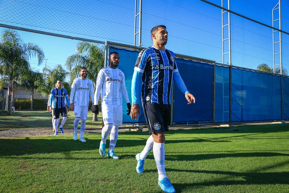 Grêmio simula jogo, entra perfilado no treino e usa os novos uniformes em atividade no CT Grêmio