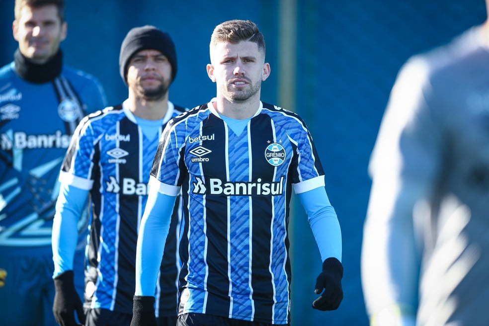 Em post de despedida ao Grêmio, Caio Henrique recebe cobrança de torcedor do Flu por "gratidão"; lateral responde Caio Henrique