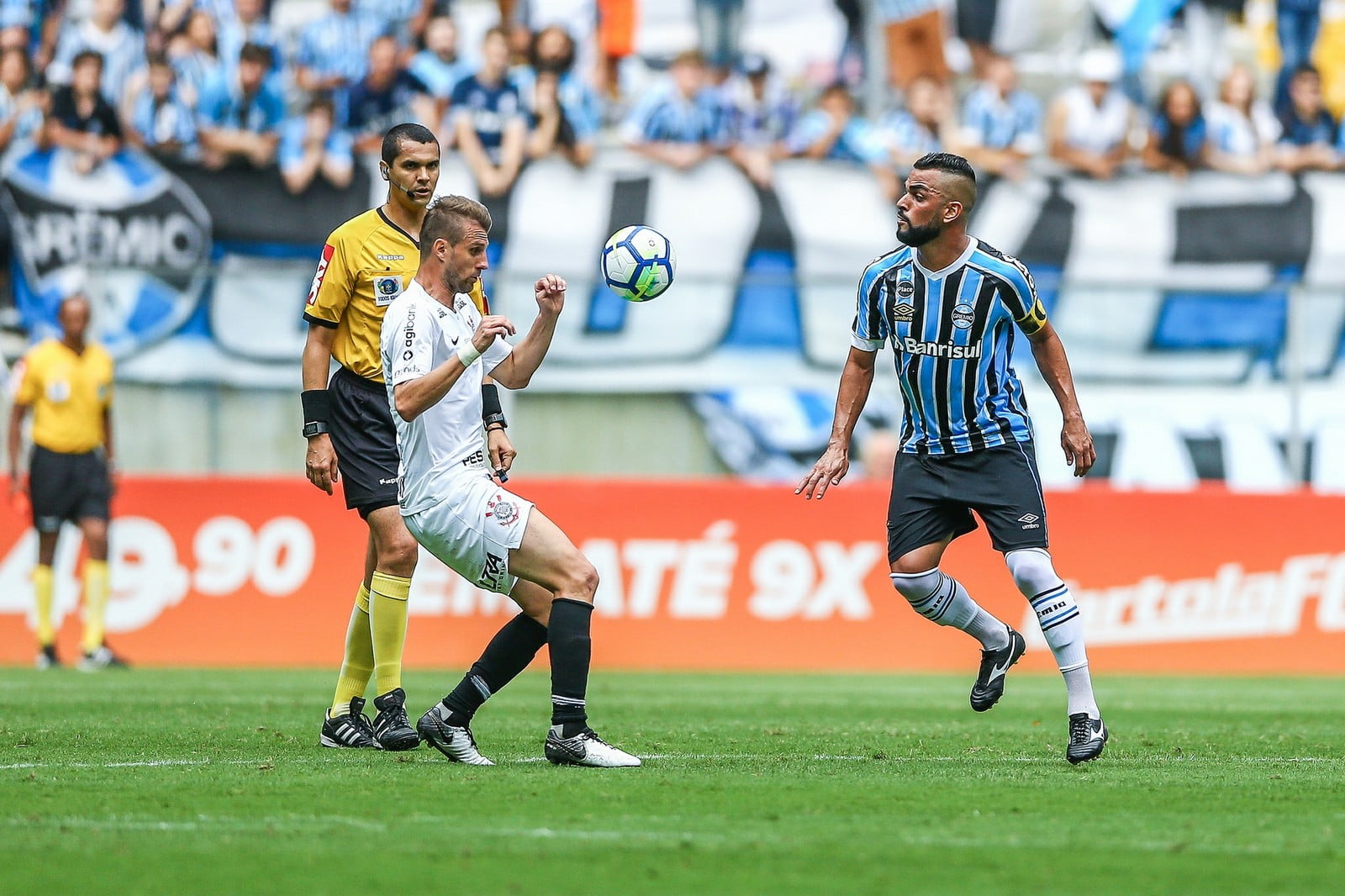 Maicon tem conversa com os candidatos à presidência e despedida do Grêmio fica perto de sair do papel Maicon - Grêmio