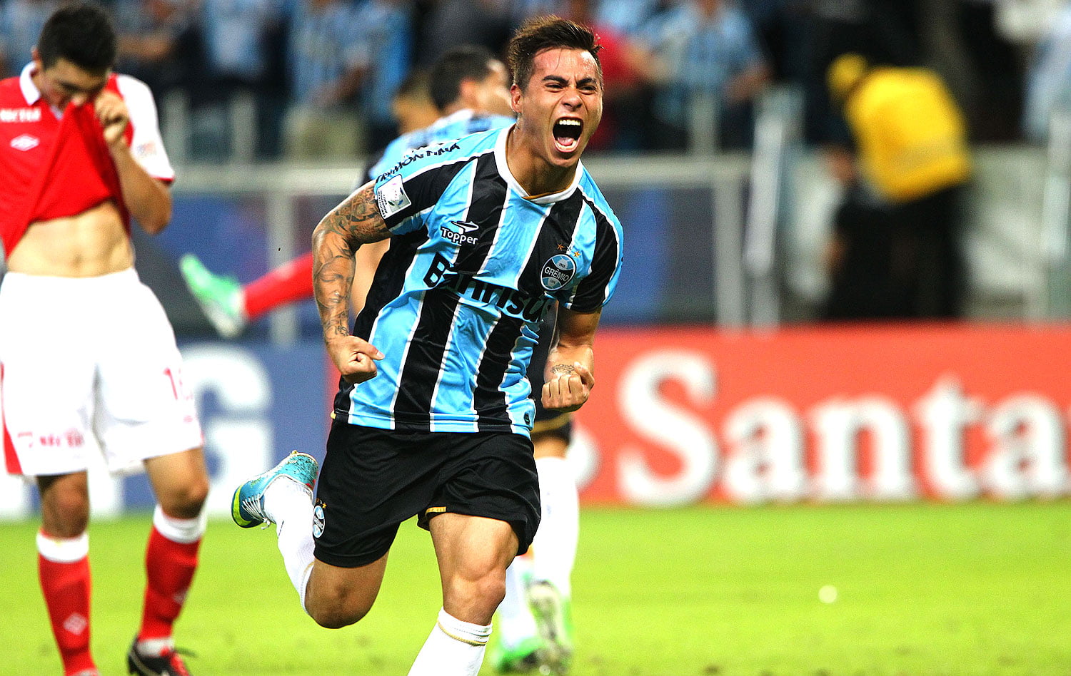 Em contato com torcedores, Vargas admite que voltaria a jogar no Grêmio: "Claro" Vargas