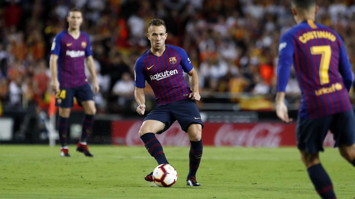 Em defesa do filho, mãe do volante Arthur se incomoda com treinador do Barcelona Arthur