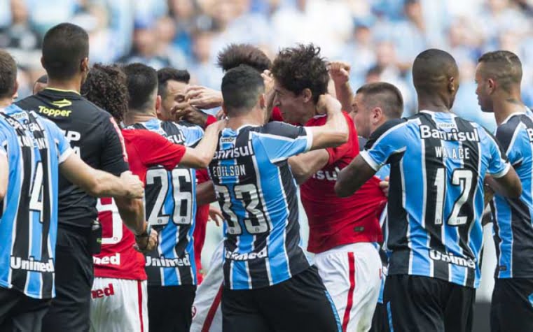 Edilson se arrepende de socos em Dourado, mas alfineta: "Ninguém é santinho, mesmo que pareça fora de campo" Edilson