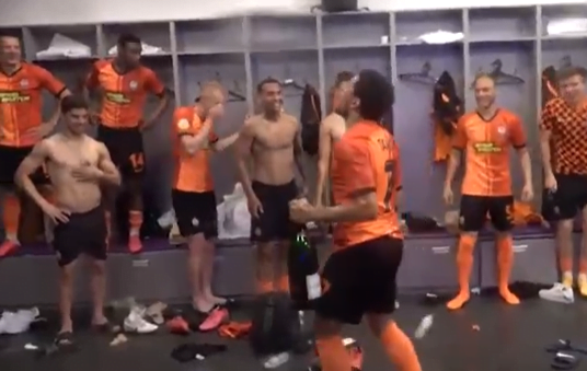 No radar do Inter, Taison comanda festa do título do Shakhtar e "discursa" em russo; assista Taison