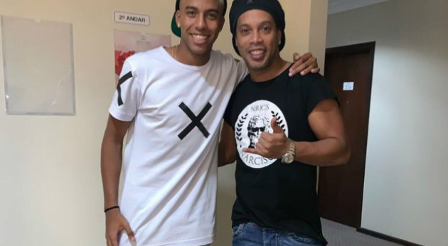 Ídolo máximo: Jean Pyerre faz tatuagem do rosto de Ronaldinho Gaúcho Jean Pyerre