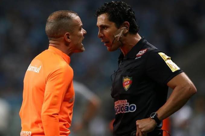 Ex-dirigente do Grêmio vê Inter tentando condicionar a arbitragem: "Alguma base? Nada" D'Alessandro