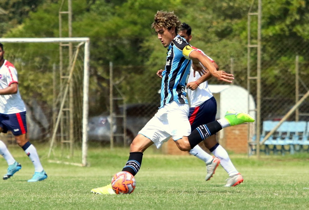 Novo Tetê? Sem jogar no profissional, jovem volante com multa de R$ 350 mi desperta clubes da Europa Grêmio