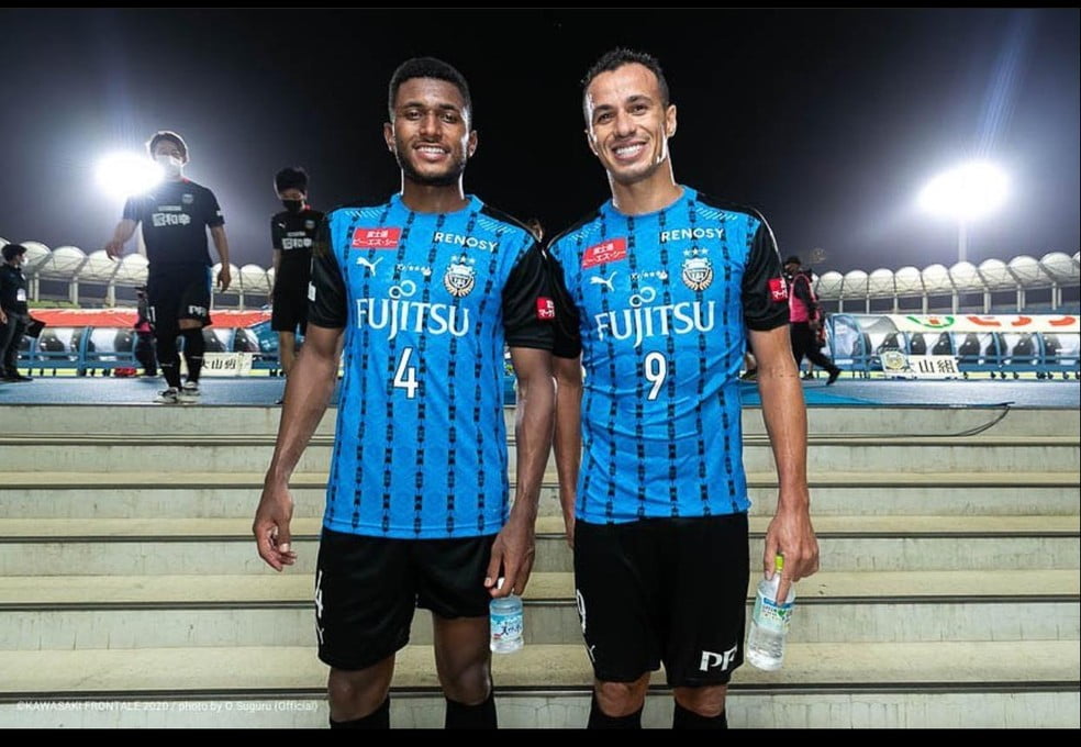 Do meio de campo e sem deixar cair, ex-colorado Leandro Damião marca golaço no Japão; assista Damião