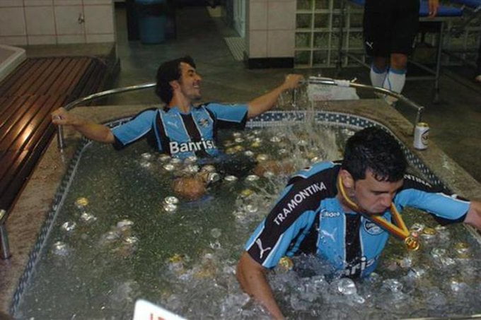 Aos risos, Douglas e Edilson contam como surgiu a história das comemorações na banheira Douglas