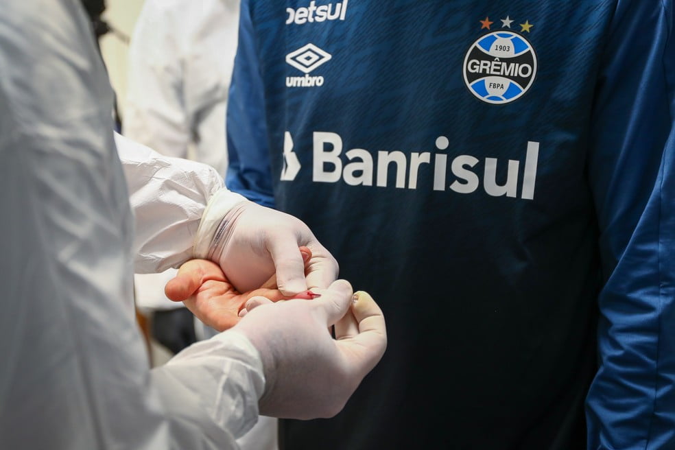 Grêmio confirma novo caso de Covid-19 no elenco; entenda como fica a situação para o Gre-Nal Grêmio