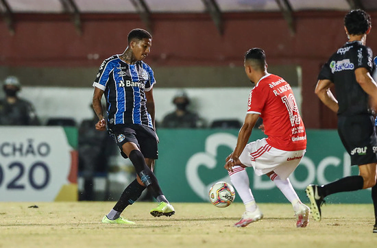 Jean Pyerre resolve Gre-Nal com gol de falta e cutuca jornalista colorado: "Um abraço" Jean Pyerre