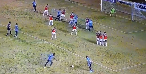 Com desvio na barreira, Jean Pyerre abre o placar de falta para o Grêmio; veja o gol Jean Pyerre