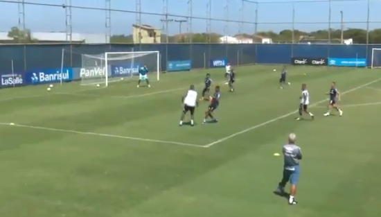 Jogada de craque! Em treino, Paulo Miranda "encerra a carreira" de Rodrigues; assista Paulo Miranda