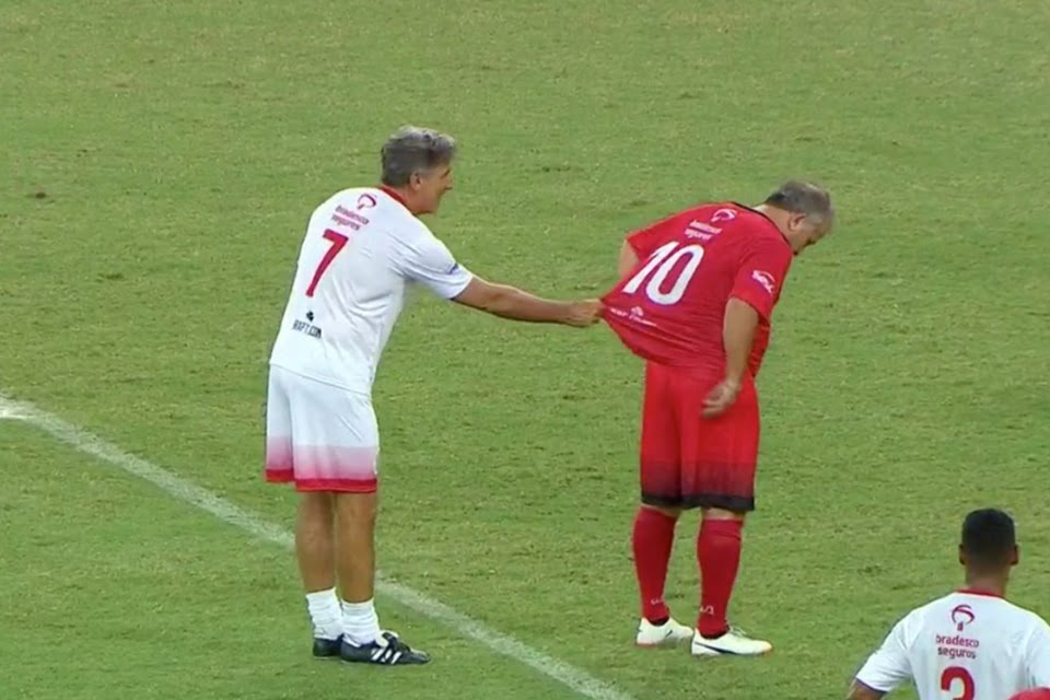 Zico enche a bola de Renato e lembra profissionalismo: "Fazia a diversão dele, mas não era chinelinho" Zico