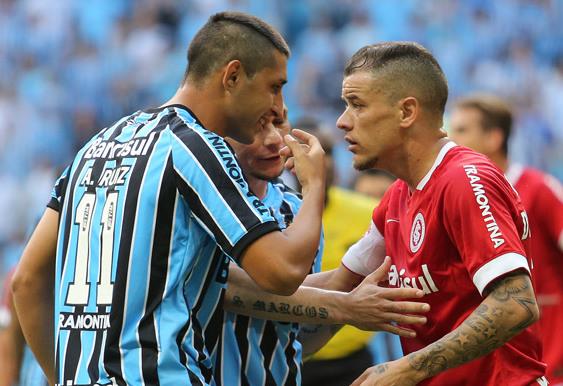 "Linda recordação", diz Alan Ruiz sobre imagem discutindo com D'Alessandro no Gre-Nal de 2014 Alan