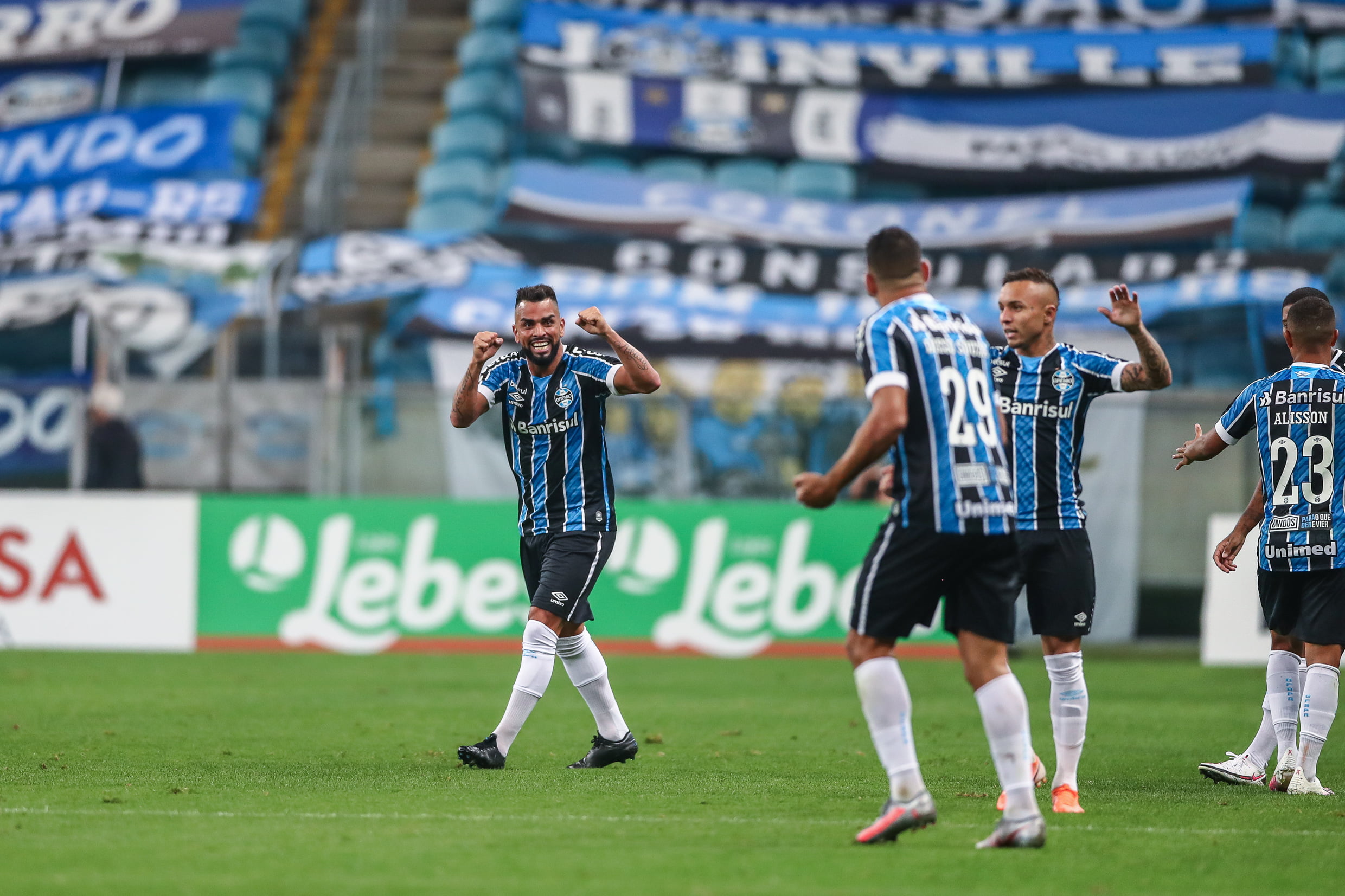 Maicon reconhece grupo "chateado" por atuação mesmo com o título: "Não foi nosso melhor jogo" Maicon