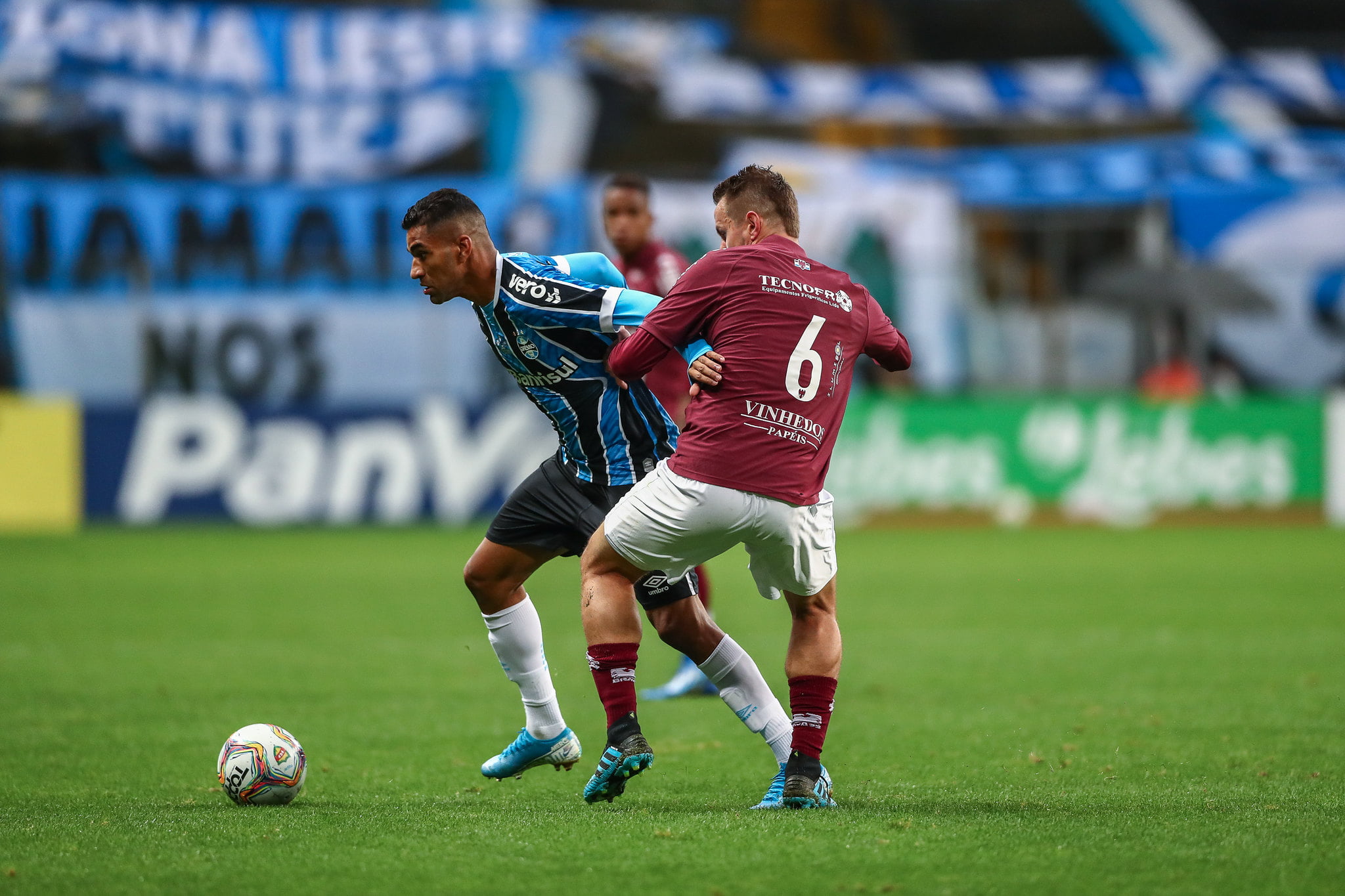 Dirigente do Grêmio ironiza "chegada" de Cavani e admite fase ruim: "Não podemos perder três vezes do Caxias" Grêmio