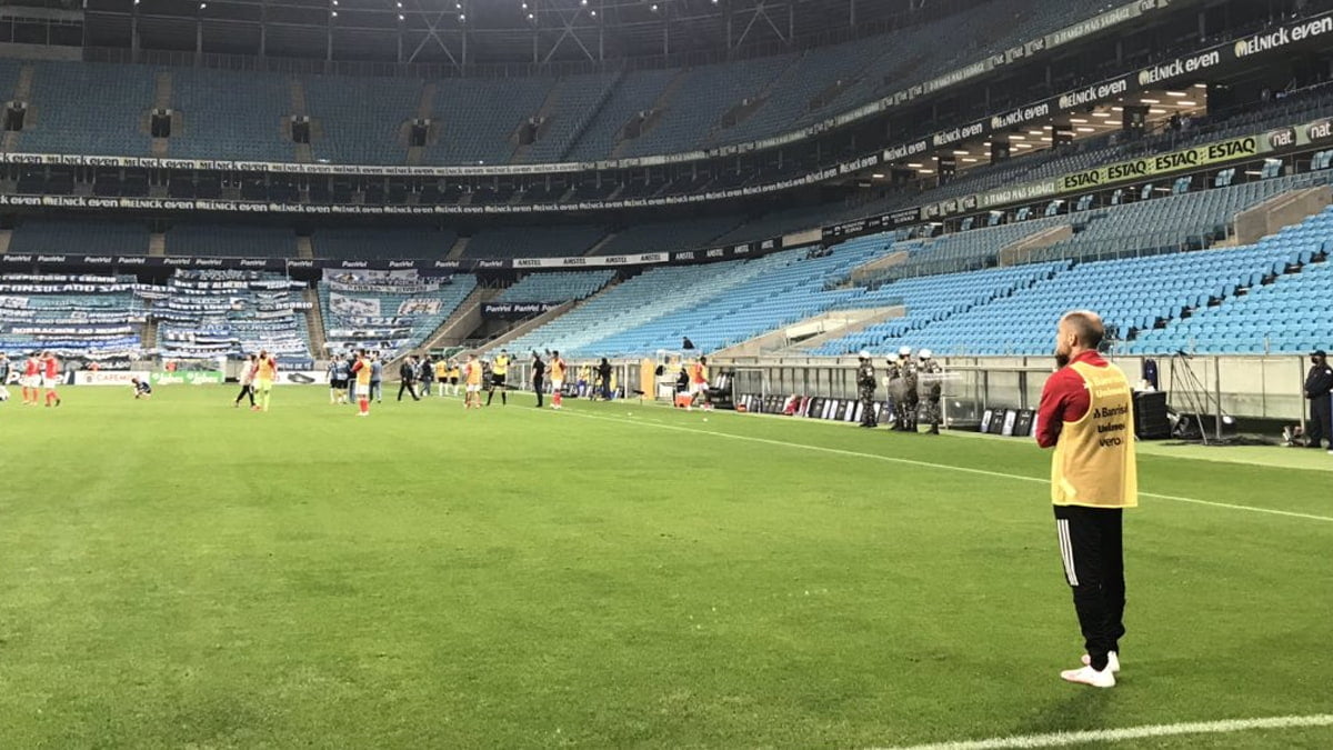 Apesar do esforço da direção: Coudet explica D'Alessandro só no banco no Gre-Nal D'Alessandro