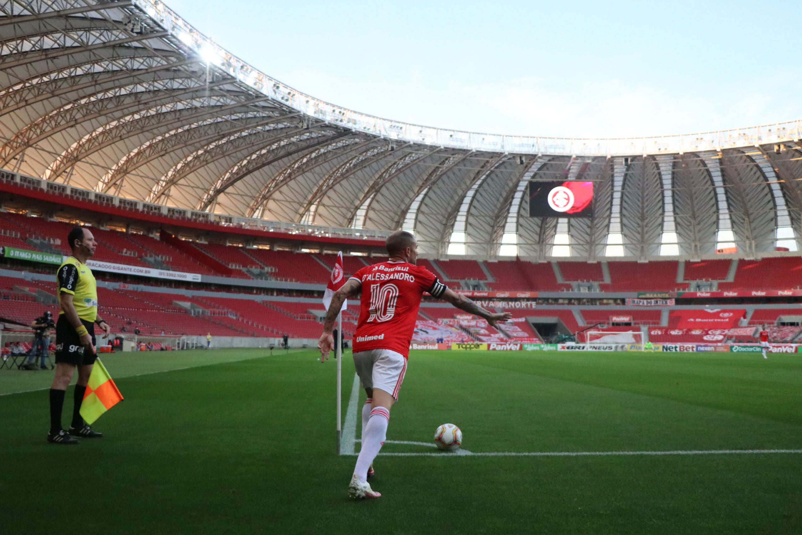 Comentarista vê urgência no retorno de D'Alessandro à titularidade do Inter: "Deixá-lo no banco é um crime" D'Alessandro