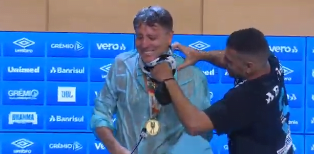 Jornalista vê cachecol em Renato como algo desnecessário: "Corneta tem limite" Renato