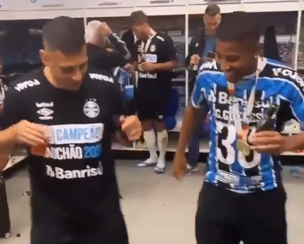 Mandou bem? Após ganhar o Gauchão como artilheiro, Diego Souza arrisca uns passos de dança; assista Diego Souza