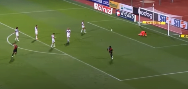 Ex-Inter marca golaço em vexame do Flamengo contra o Atlético-GO; veja o lance Ferrareis