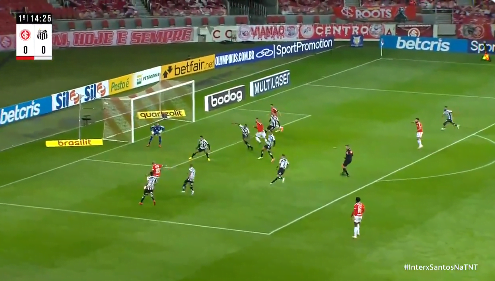 Não entrou: veja o incrível gol perdido por Thiago Galhardo no primeiro tempo de Inter x Santos Galhardo