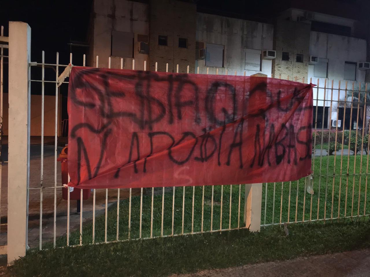 Irritada, torcida do Inter pendura faixas pela cidade exigindo reação; veja alvos e 10 frases Inter
