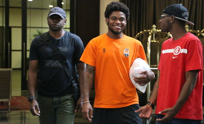 Após lesão de Guerrero, família de Luiz Adriano faz lobby por volta ao Inter: "Liga, Medeiros" Luiz Adriano