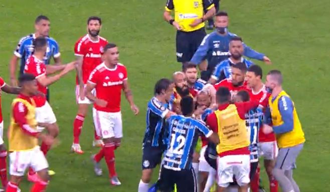 Gre-Nal volta a ter briga e Patrick se descontrola pra cima de Orejuela; assista Patrick