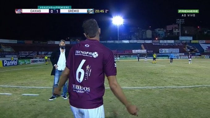 Grêmio tira onda na web após "marcação" de Renato em lateral: "Geromel está orgulhoso" Renato