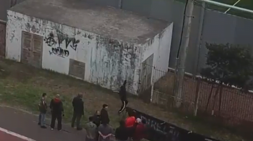 Vídeo mostra rojão sendo atirado em direção aos jogadores; dirigente faz dura crítica a "torcedores pagos" Inter